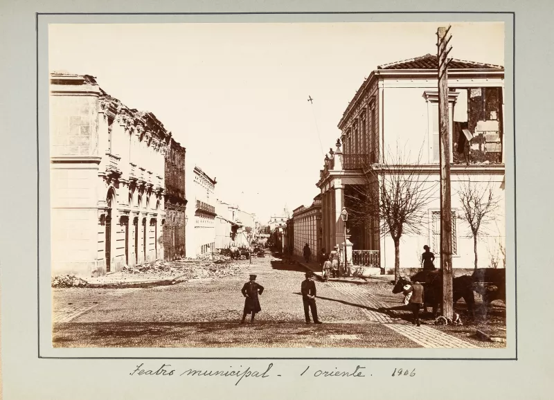 Vista del Teatro Municipal de Talca tras el terremoto de 1906