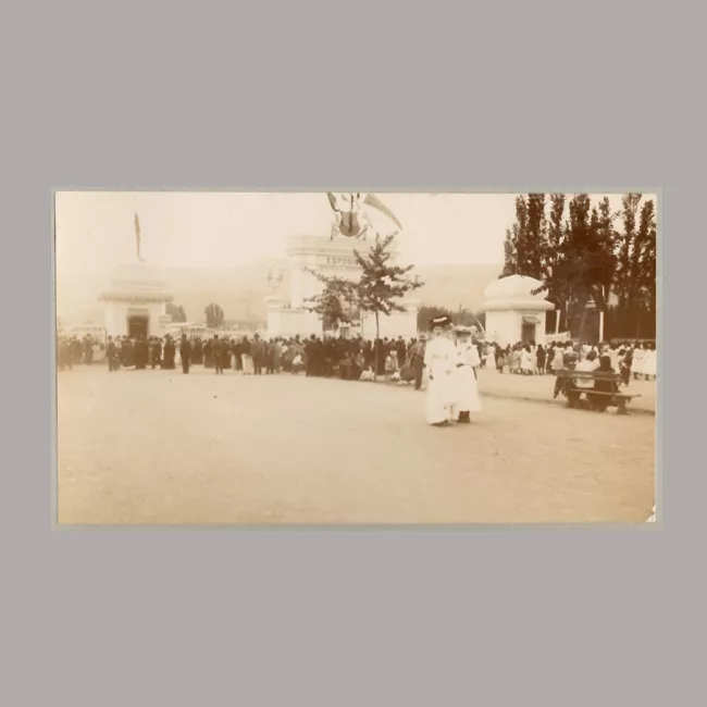 Mujeres en la Exposición Agrícola e Industrial de Talca