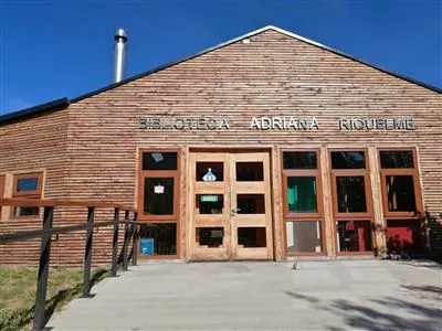 283 BC1, Biblioteca Pública Adriana Riquelme
