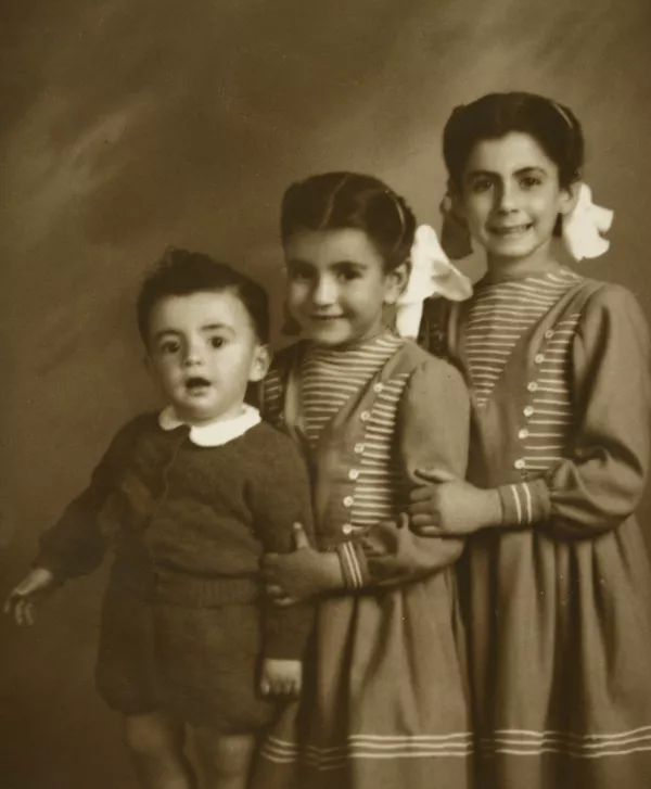 [Tres hermanitos]  [fotografía] Kyutaro Tunekawa.