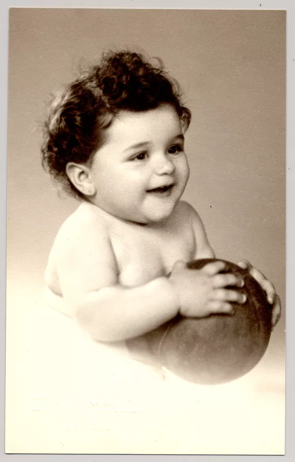 [Niñita con una pelota]  [fotografía]