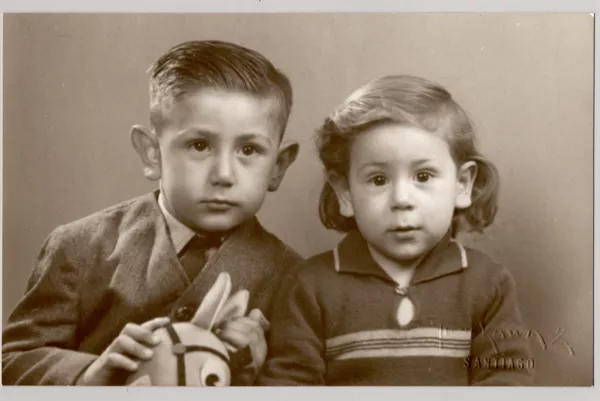 [Una niña y un niño [hermanos] de cabello castaño claro en distintas poses]  [fotografía] Kyutaro Tunekawa.