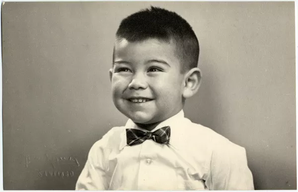 [Niño moreno de pelo corto con camisa blanca y humita cuadrillé]  [fotografía]Kyutaro Tunekawa.