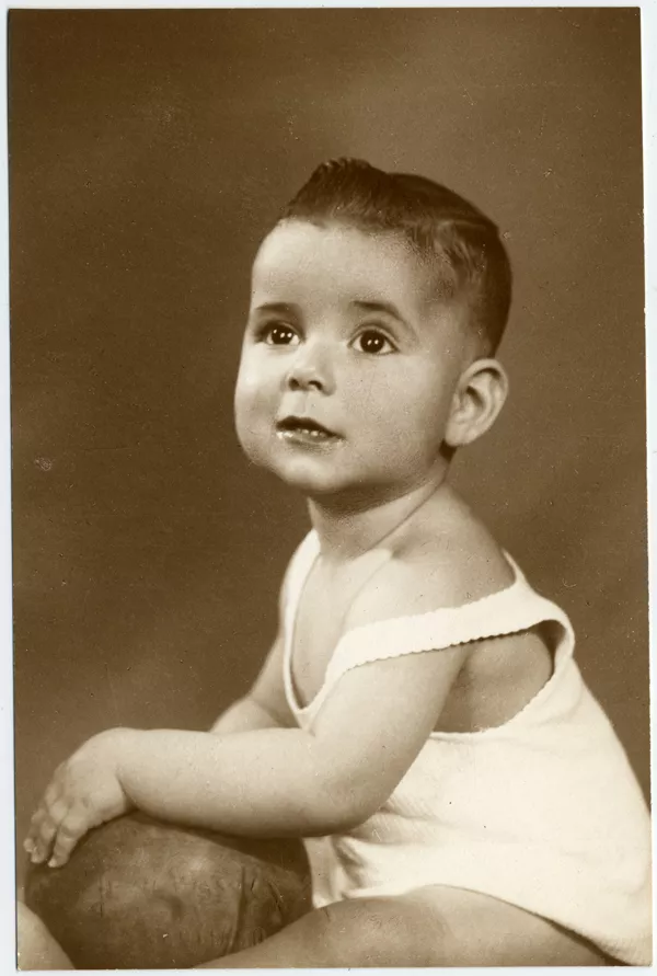 [Niñito vestido con un traje de verano de hilo blanco y en otra pose desnudo]  [fotografía] Kyutaro Tunekawa.