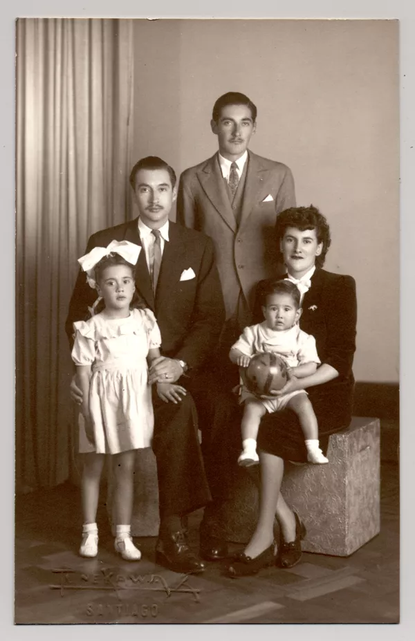 [Grupo familiar compuesto por tres adultos, un niñito y una niñita]  [fotografía] Kyutaro Tunekawa.
