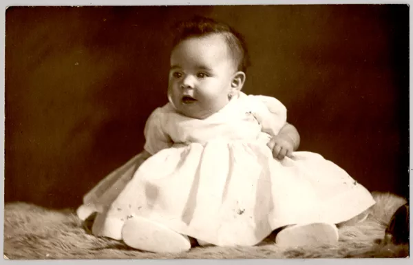 [Bebé con arito y un lindo vestido]  [fotografía] Kyutaro Tunekawa.