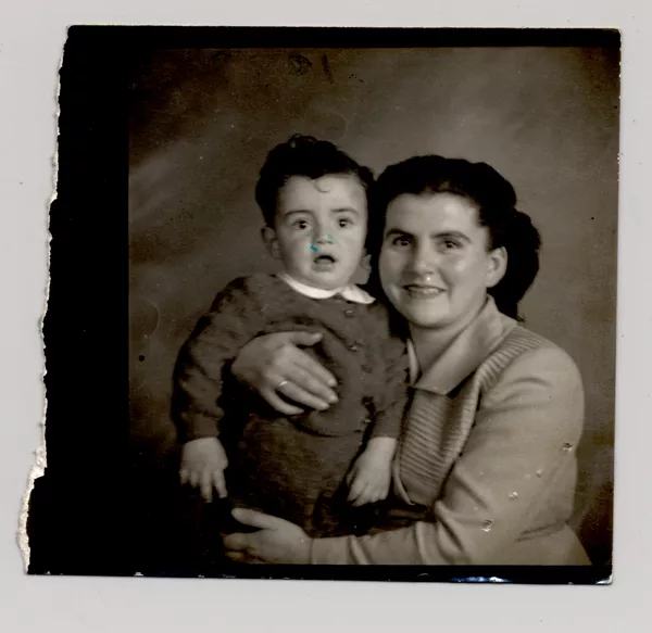 [Madre e hijo pequeño]  [fotografía] Kyutaro Tunekawa.