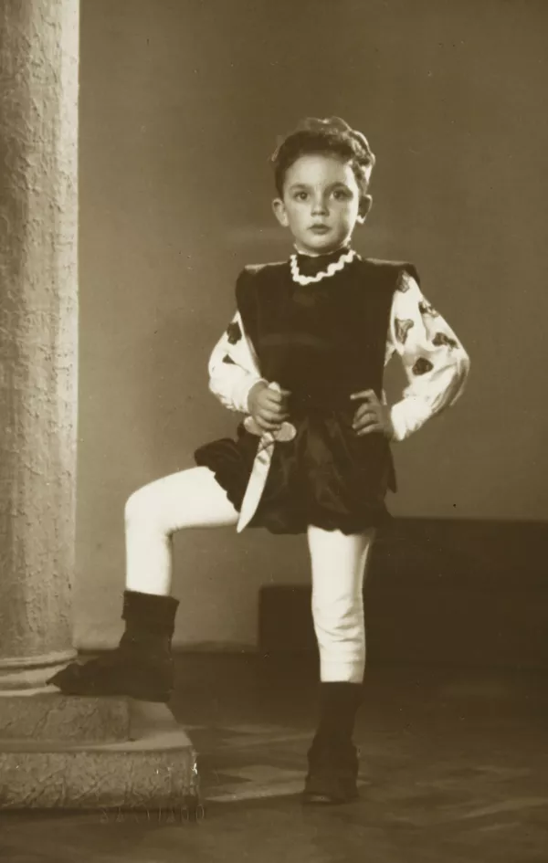 [Niño vestido de príncipe con una espada en la mano]  [fotografía] Kyutaro Tunekawa.