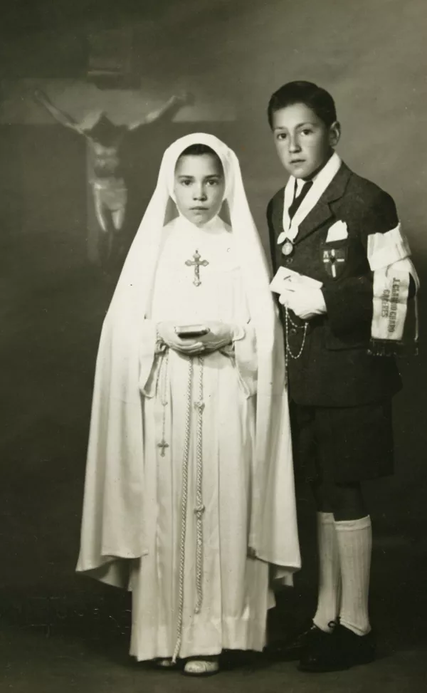 J. Claudio Charo Cáceres y una niña [hermana]  [fotografía] Kyutaro Tunekawa.