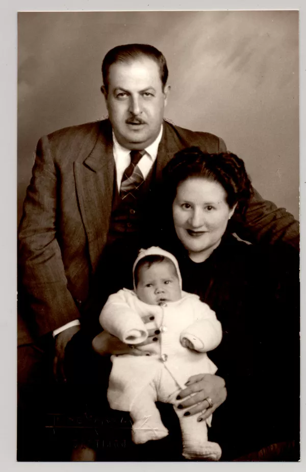 [Padres con su bebé en brazos]  [fotografía] Kyutaro Tunekawa.