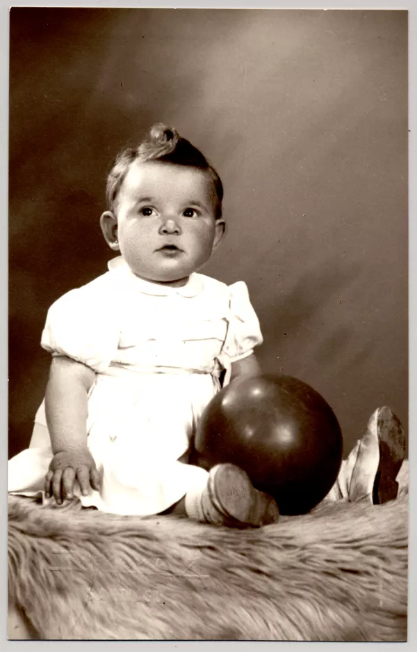 [Niñita con un vestido manga corta y una pelota]  [fotografía] Kyutaro Tunekawa.
