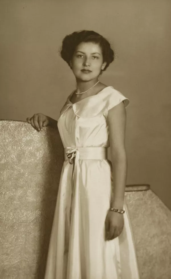 [Mujer joven de vestido blanco entallado]  [fotografía] Kyutaro Tunekawa.