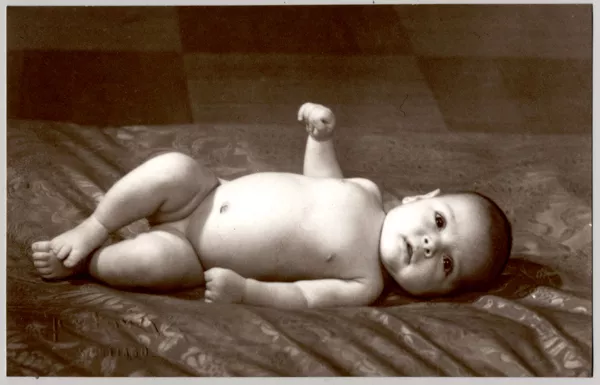 [Bebé desnudo acostado sobre un colchón]  [fotografía] Kyutaro Tunekawa.