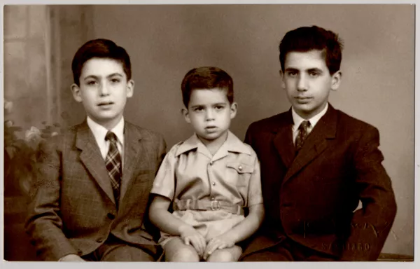 [Tres hermanos sentados]  [fotografía] Kyutaro Tunekawa.