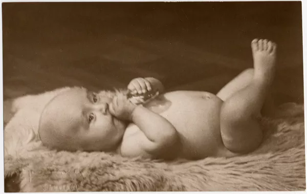 [Bebé desnuda acostada sobre un felpudo]  [fotografía] Kyutaro Tunekawa.