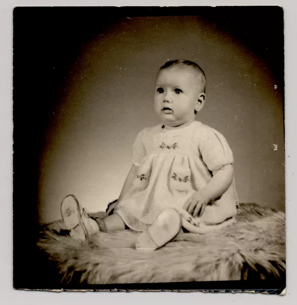 [Retrato de una bebé, sentada sobre un felpudo]  [fotografía] Kyutaro Tunekawa.