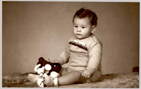 [Niñito con traje de lana, pantalón corto y zapatos de lana]  [fotografía] Kyutaro Tunekawa.