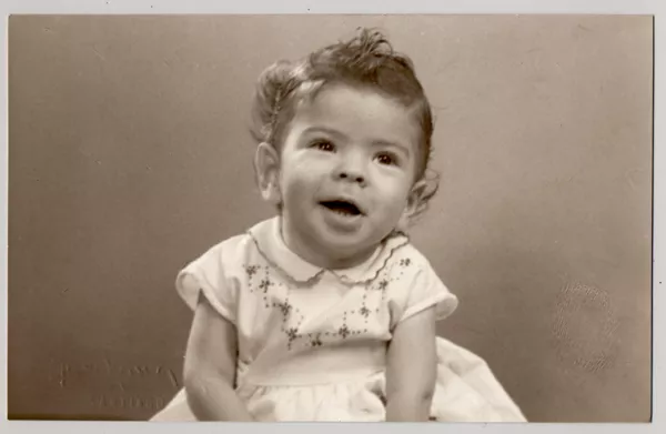 [Niñita de pelo rubio risado, vestido blanco bordado en la pechera y amarrado en la cintura]  [fotografía] Kyutaro Tunekawa.
