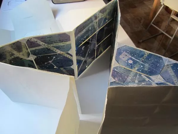[Objeto compuesto por fichas catalográficas con acuarela y tintas de colores aplicados sobre papel Hahnemuhle en relieve]  [realia] Daniela Betella.