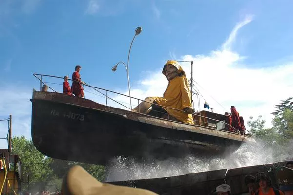 Pequeña gigante y tío Escafandra  [fotografía] Elio Frugone Piña, Luis Maceiras Armijo.