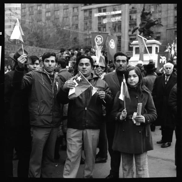 [Manifestación en el bandejón central de Alameda]  [fotografía] Armindo Cardoso.