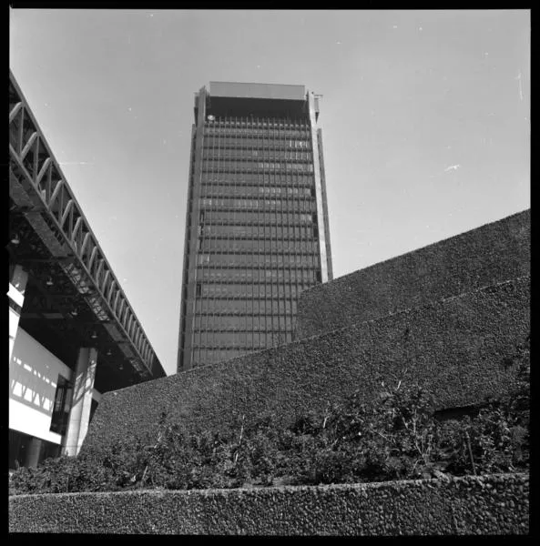 Unctad III Edificio Gabriela Mistral : Edificio, torre y esculturas [fotografía] Armindo Cardoso.