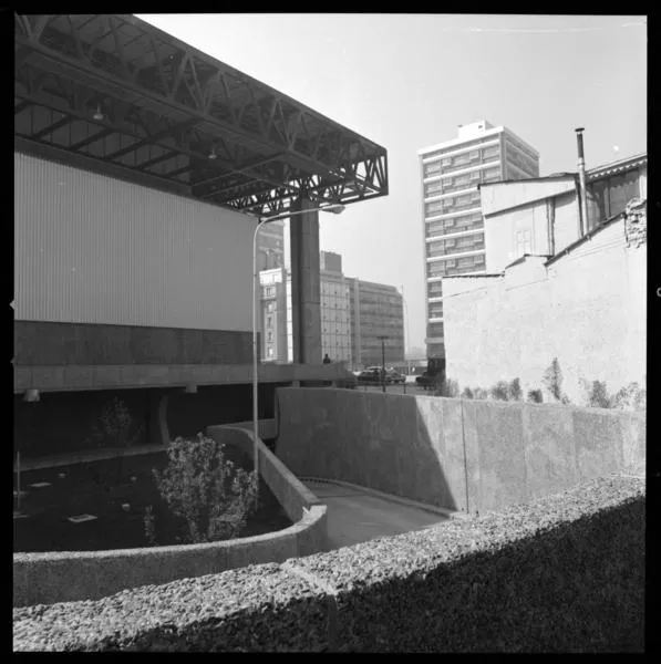 Unctad III Edificio Gabriela Mistral : Frontis y alrededores del edificio [fotografía] Armindo Cardoso.