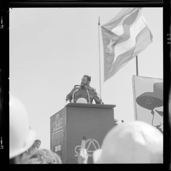 Visita de Fidel Castro : Líder cubano habla desde un podium en Huachipato [fotografía] Armindo Cardoso.