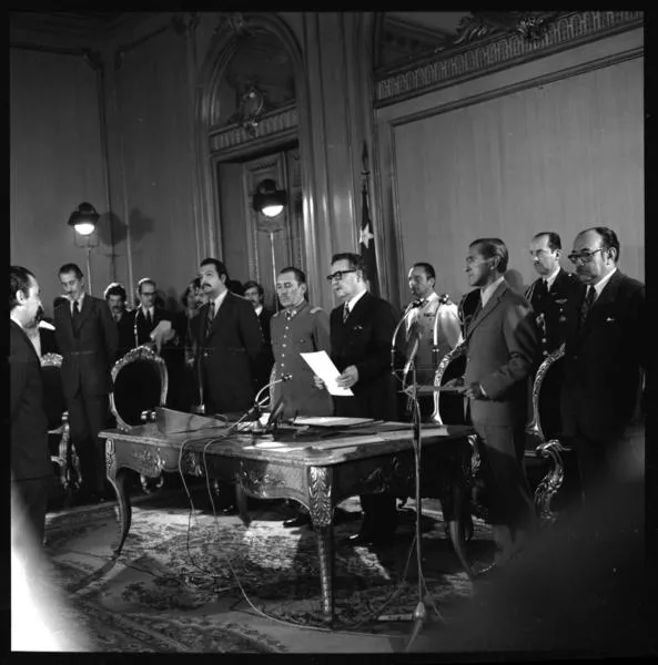 Chile Allende gobierno con militares  [fotografía] Armindo Cardoso.