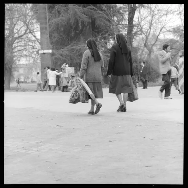 Quinta Normal : [Vendedora en triciclo] [fotografía] Armindo Cardoso.