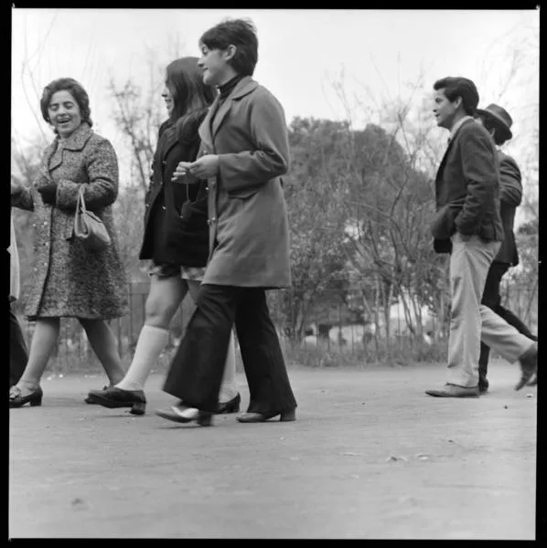Quinta Normal : [Mujeres caminando] [fotografía] Armindo Cardoso.