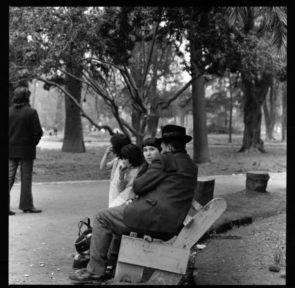 Quinta Normal : [Familia sentada en una banca] [fotografía] Armindo Cardoso.