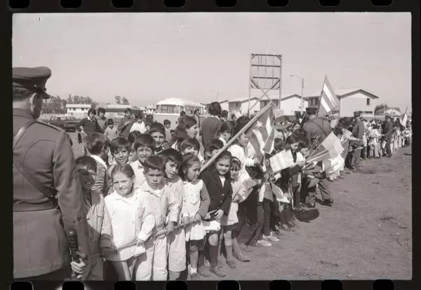 Nave Sierra Maestra en Talcahuano : [Estudiantes en el acto] [fotografía] Armindo Cardoso.
