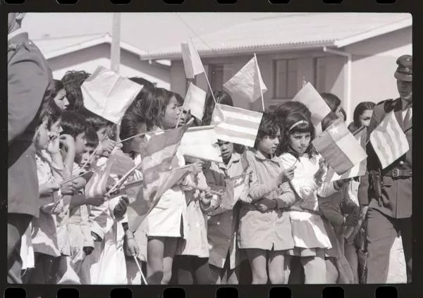 Nave Sierra Maestra en Talcahuano : [Niños y niñas estudiantes formados ordenados para ver al Presidente Allende] [fotografía] Armindo Cardoso.
