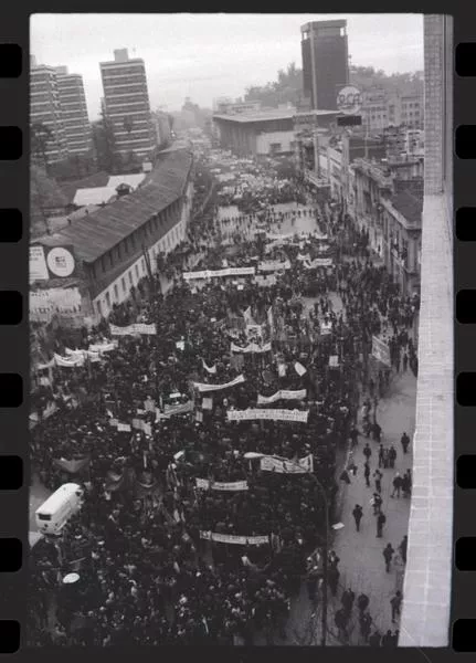 Manifestación de apoyo a la Unidad Popular, 1973  [fotografía] Armindo Cardoso.