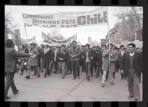Manifestación de apoyo a la Unidad Popular en 1973  [fotografía] Armindo Cardoso.