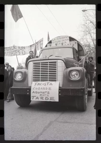 Manifestación de apoyo a la Unidad Popular, 1973  [fotografía] Armindo Cardoso.