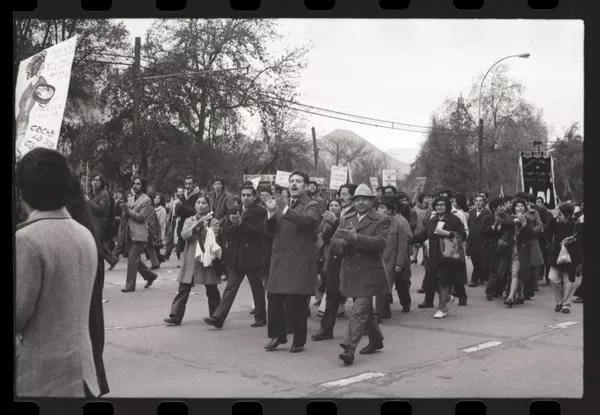 Manifestación de apoyo a la Unidad Popular, 1973  [fotografía] Armindo Cardoso.