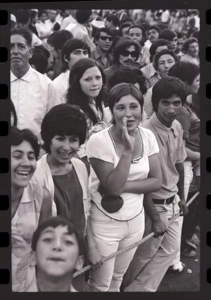 Manifestación de apoyo en La Moneda al Presidente Allende  [fotografía] Armindo Cardoso.