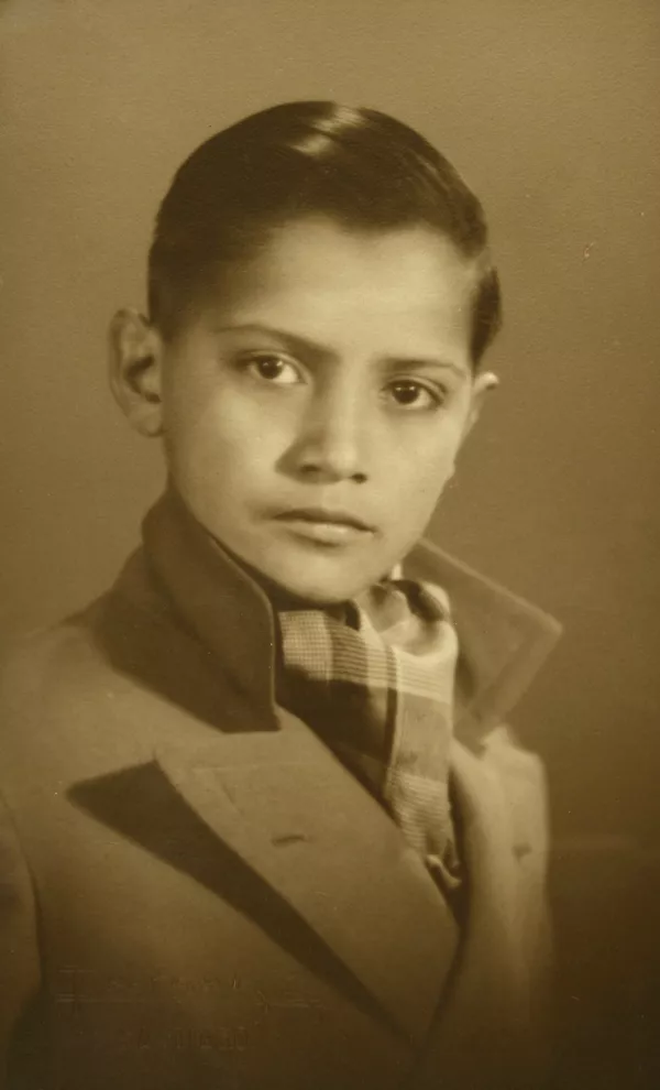 [Niño con abrigo y bufanda]  [fotografía] Kyutaro Tunekawa.