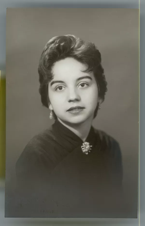 [Mujer joven de vestido negro, prendedor en el cuello y aros]  [fotografía] Kyutaro Tunekawa.