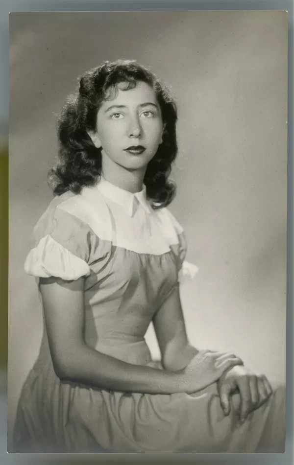 [Mujer joven posando sentada con un vestido de pechera blanca y mangas cortas con vuelos]  [fotografía] Kyutaro Tunekawa.