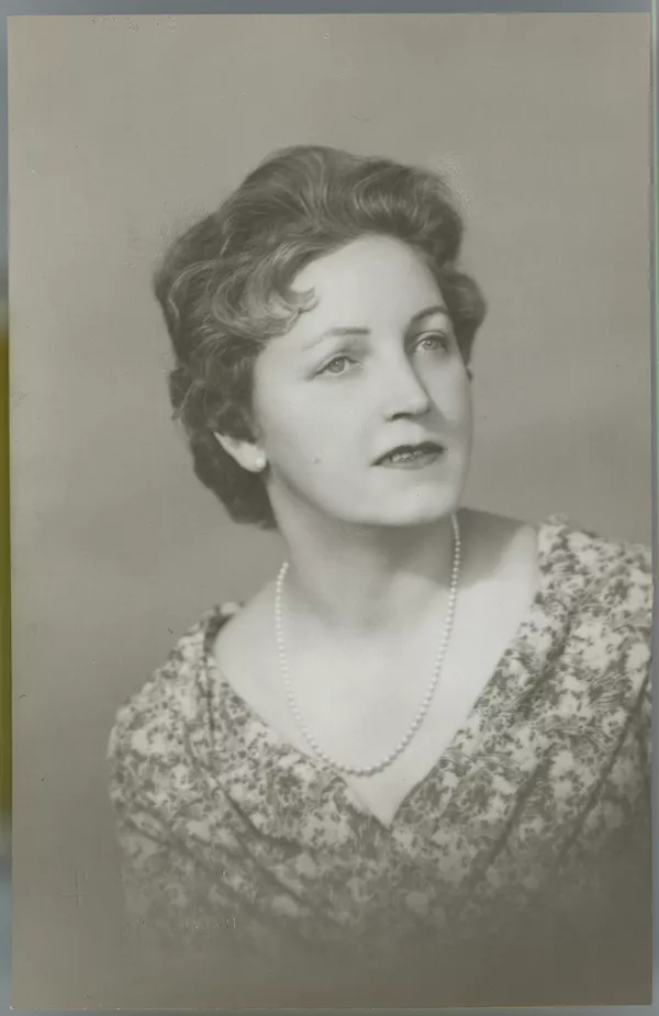 [Mujer rubia de ojos claros, vestido floreado y escote en V]  [fotografía] Kyutaro Tunekawa.
