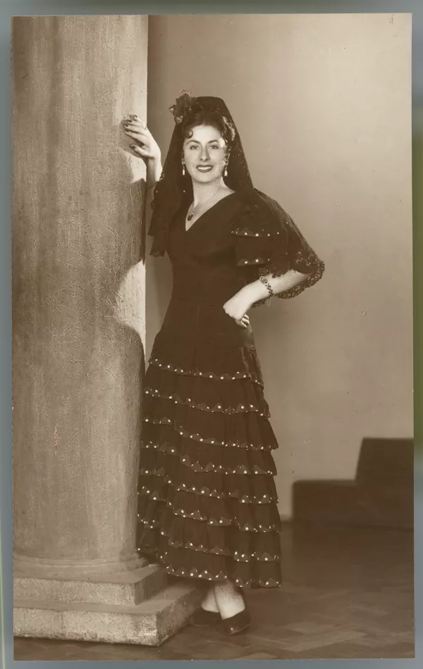 [Mujer vestida estilo española]  [fotografía] Kyutara Tunekawa.