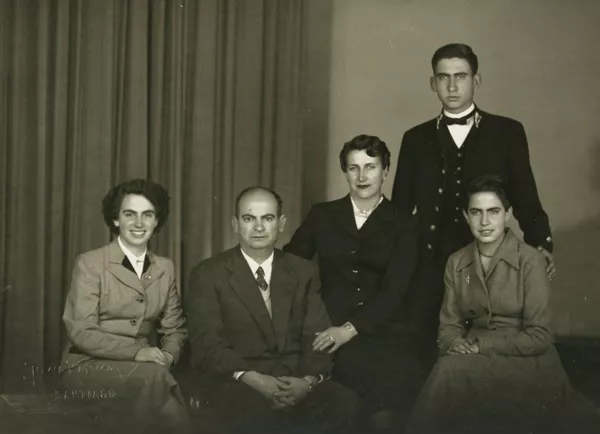 [Grupo familiar compuesto por cinco adultos: padre, madre, dos hijas y un hijo]  [fotografía] Kyutaro Tunekawa.