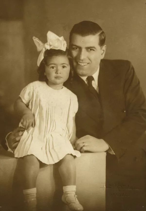 [Niñita y su padre posando]  [fotografía] Kyutaro Tunekawa.
