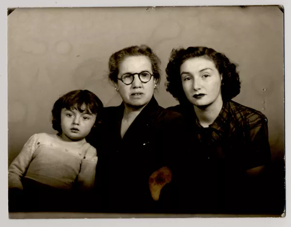[Abuela, hija y nieta]  [fotografía] Kyutaro Tunekawa.