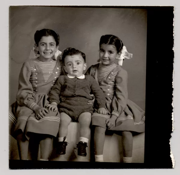 [Tres hermanitos]  [fotografía] Kyutaro Tunekawa.