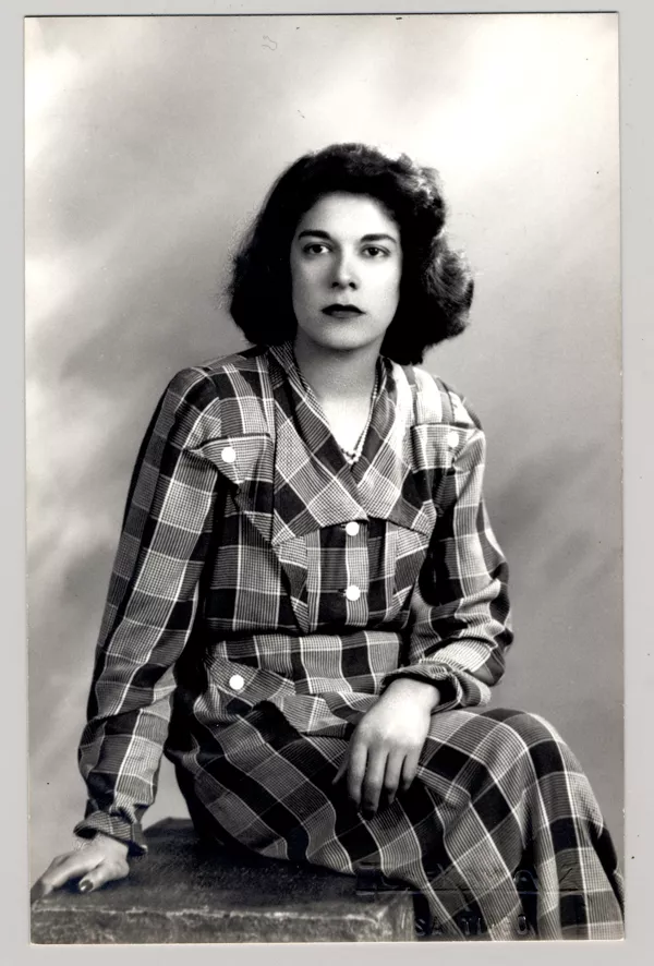 [Mujer joven de pelo ondulado; lleva un vestido camisero escocés y collar de perlas]  [fotografía] Kyutaro Tunekawa.