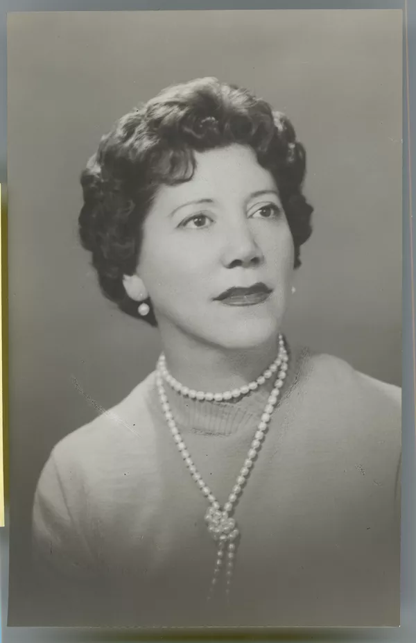 [Mujer adulta de pelo corto ondulado, labios rojos, sweater claro y aros y colar de perlas blancas]  [fotografía] Kyutaro Tunekawa.